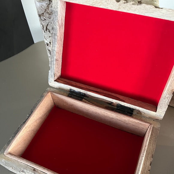 Wood carved box - Picture 3 of 5